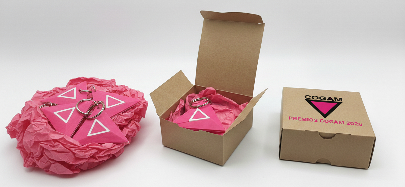 Premios COGAM 2026 — llaveros en 3D con NFC, empaquetados en caja kraft con papel de seda fucsia